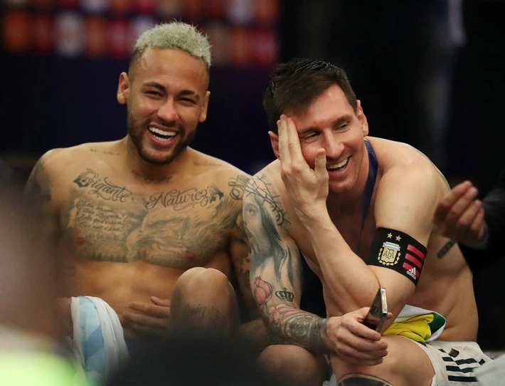 Neymar va Messi cuoi vui ve ben nhau