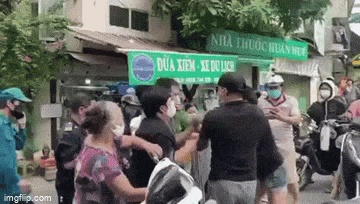 Hà Nội: 2 vợ chồng “hổ báo” gây rối tại chốt kiểm dịch chợ Yên Phụ, còn làm hành động 'đáng xấu hổ'