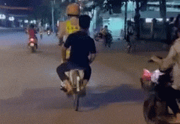 Nam thanh niên bị cảnh sát đưa về đồn bằng xe đạp, hé lộ lý do vi phạm phía sau 'không ai đỡ nổi'
