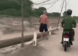 Hà Nội: Vi phạm Chỉ thị 16, người đàn ông lao xuống kênh nước thải đen ngòm, chạy trốn công an
