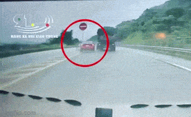 Full clip ô tô đâm vào dải phân cách, “bay lộn” nhiều vòng trên đường cao tốc Nội Bài - Lào Cai