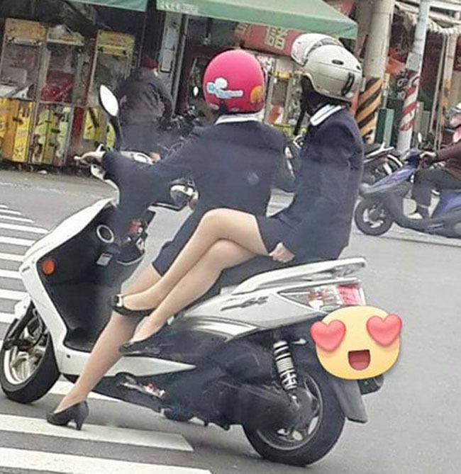 Loạt nam nhân bắt trend mặc váy lái xe máy ra đường