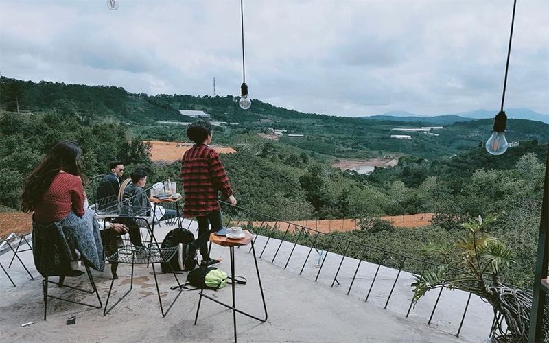 Vừa ngồi thưởng trà, vừa ngồi ngắm mấy ngắm núi. (Nguồn ảnh: Instagram)