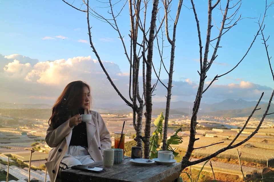 Một chút cafe yên bình ngắm Đà Lạt. (Nguồn ảnh: Instagram)