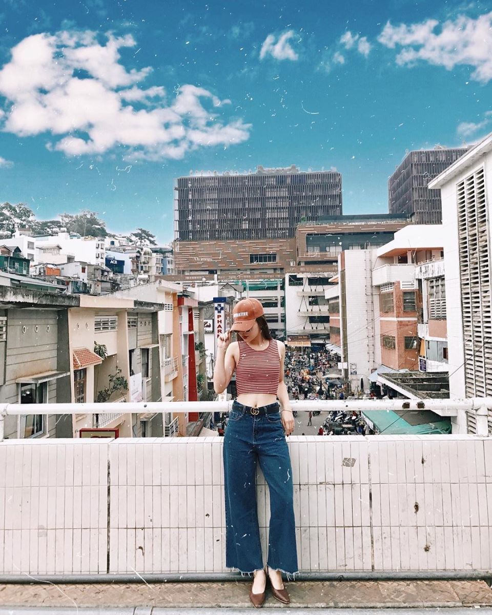 Chỉ cần chọn góc một cách khéo léo, lựa chiếc filter màu phim, vậy là tấm ảnh check-in “Hong Kong” đã ra đời (Nguồn ảnh: Instagram)