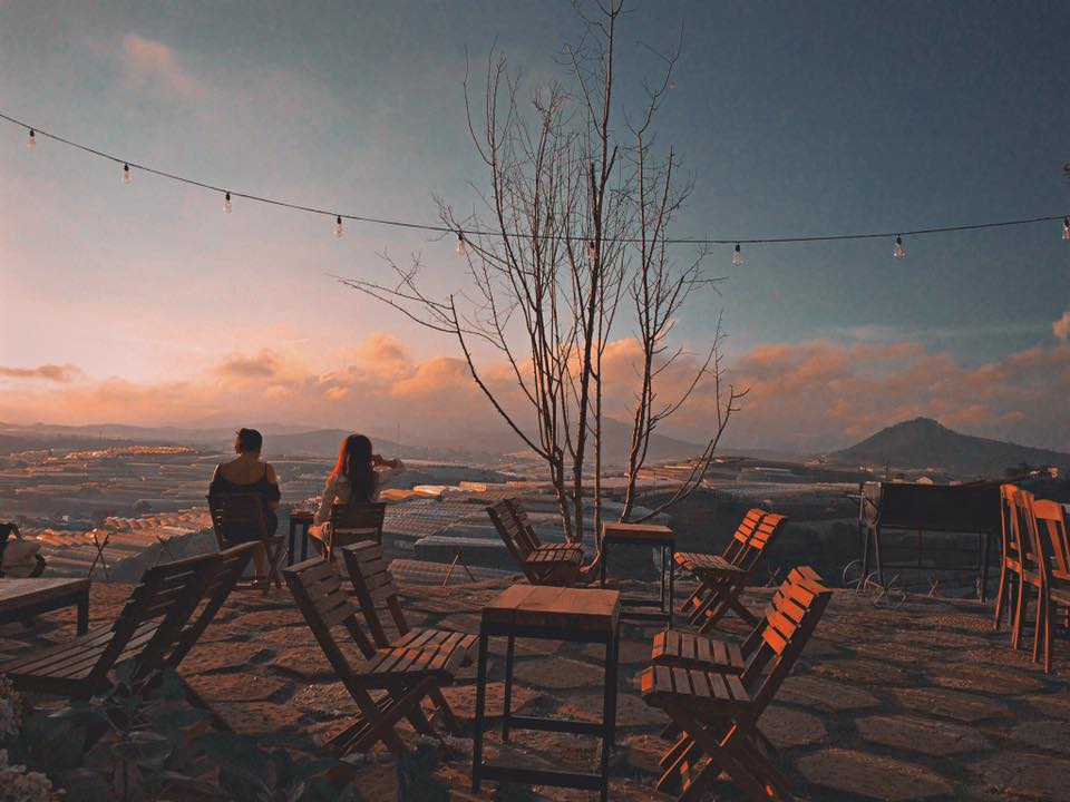 Ngắm hoàng hôn bình yên trên sân cafe “Hai Ả”. (Nguồn ảnh: Instagram)