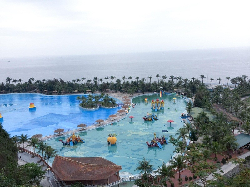 Hòn Dấu Resort là khu nghỉ dưỡng đạt chuẩn quốc tế có cấu trúc cảnh quan uốn lượn theo hình của dãy núi, ôm lấy biển và núi. 