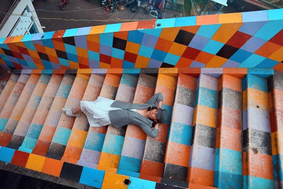 Cầu thang bảy màu dẫn lên “góc Hong Kong” cũng trở thành một điểm check-in “made in Dalat” (Nguồn ảnh: Instagram)