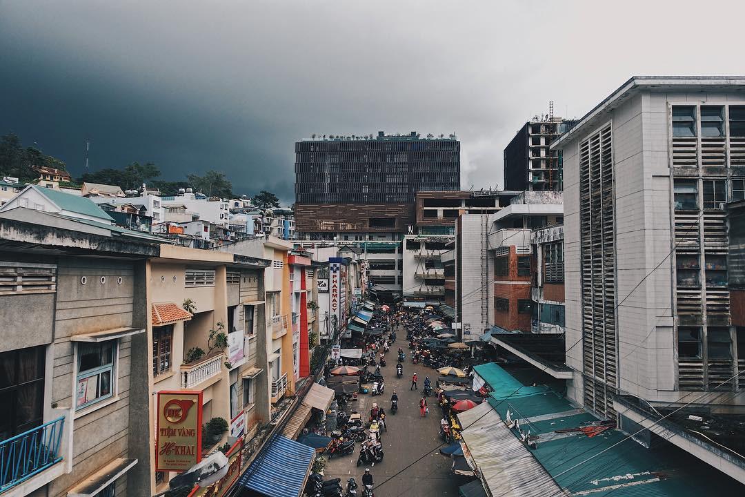Hình ảnh khu chợ Đà Lạt được nhiếp ảnh gia Dạ Miêu ghi lại từ vị trí cây cầu bên hông chợ phần nào đã lý giải lý do mà giới trẻ “phát cuồng” vì nơi này (Nguồn ảnh: Instagram)