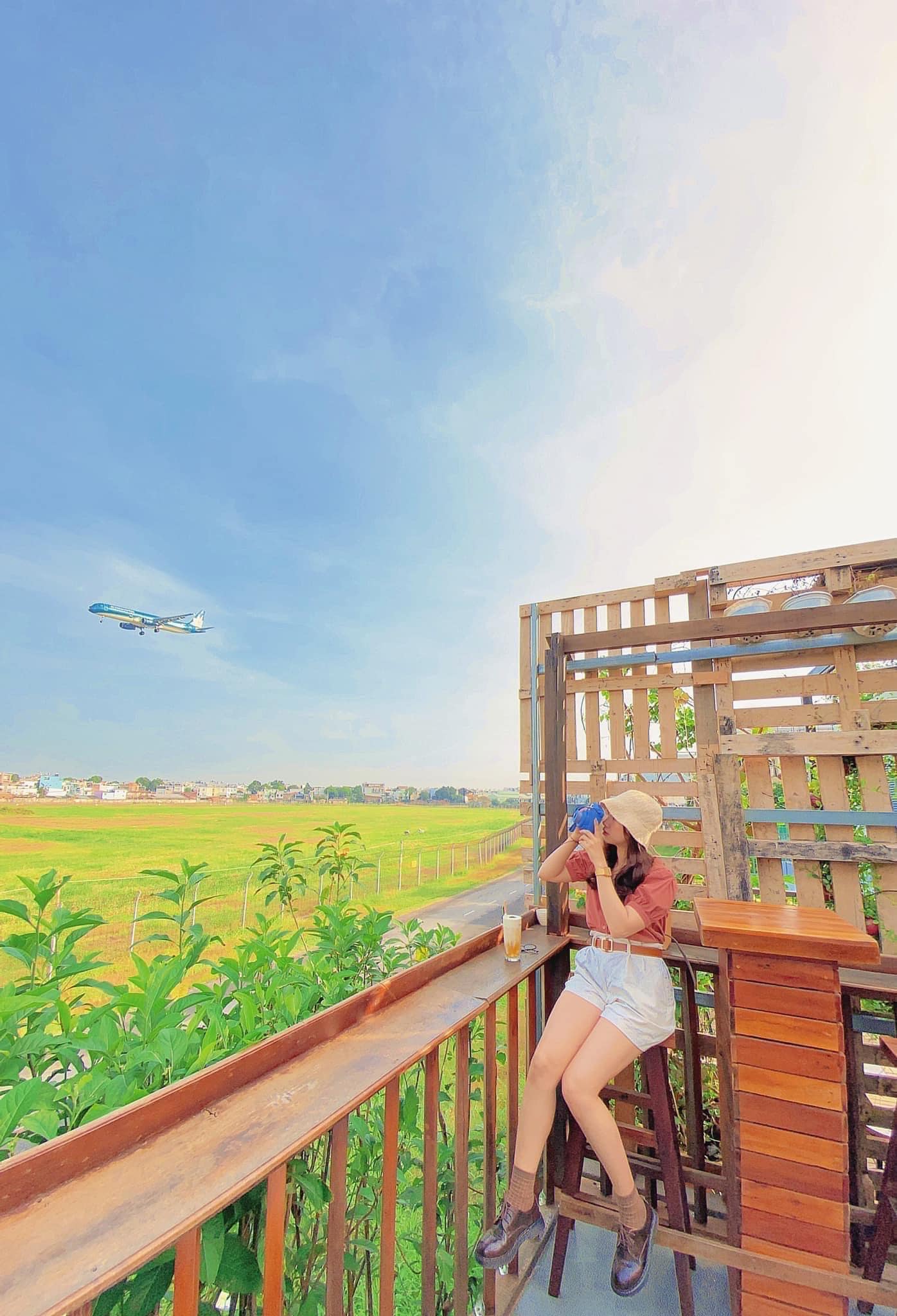 Thời điểm lý tưởng để ngắm máy bay là lúc hoàng hôn, cùng hướng các chuyến bay hạ cánh xuống sân bay Tân Sơn Nhất. (Nguồn ảnh: Internet)