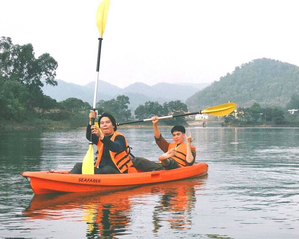 Tham gia chèo thuyền trên hồ Đồng Đò