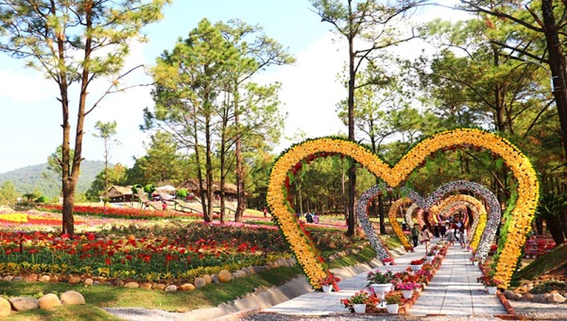 Công viên hoa Hồ Yên Trung: Điểm “check –in” lý tưởng