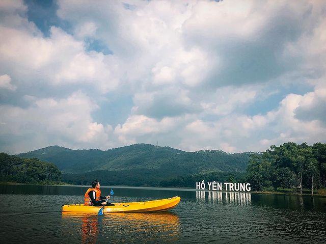 chèo thuyền kayak trên hồ Yên Trung