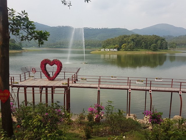 Cầu tình yêu trên hồ Yên Trung là điểm check in quen thuộc của mỗi du khách khi đến đây