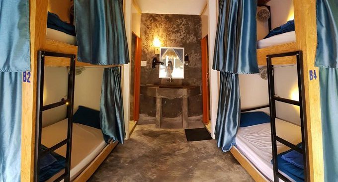 Phòng nghỉ là các bungalow hoặc phòng tập thể phù hợp với nhu cầu của từng nhóm khách