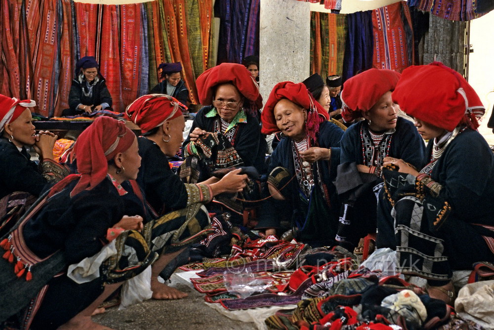 Các bà, các cô dân tộc Dao Đỏ trong bộ trang phục truyền thống độc đáo tại khu chợ Sapa. 