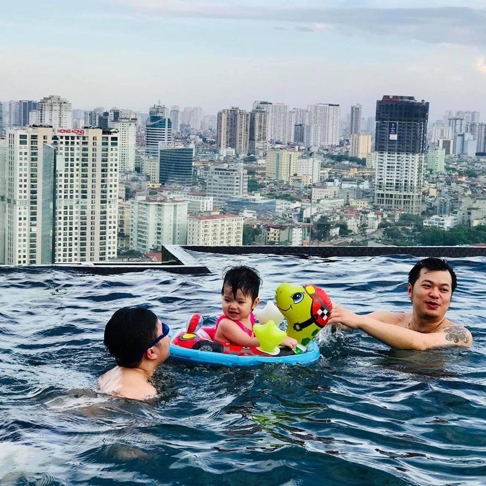 Cả gia đình cùng nhau bơi lội tại bể bơi. (Nguồn ảnh: Facebook)