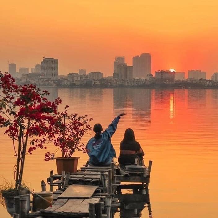 Hồ Tây, Hà Nội: Hồ Tây là một trong những điểm đến không thể bỏ lỡ khi tới Hà Nội với vẻ đẹp lãng mạn, thơ mộng. Bạn sẽ được tận hưởng cảm giác thư giãn và tìm lại sự trong lành trong không gian yên tĩnh của Hồ Tây. Hãy đến và khám phá những góc cảnh đẹp tuyệt vời này.