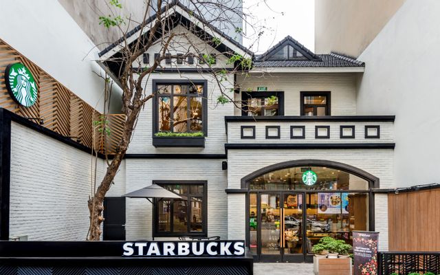 Bên ngoài Starbucks Duy Tân cực xinh. (Nguồn ảnh: Internet)