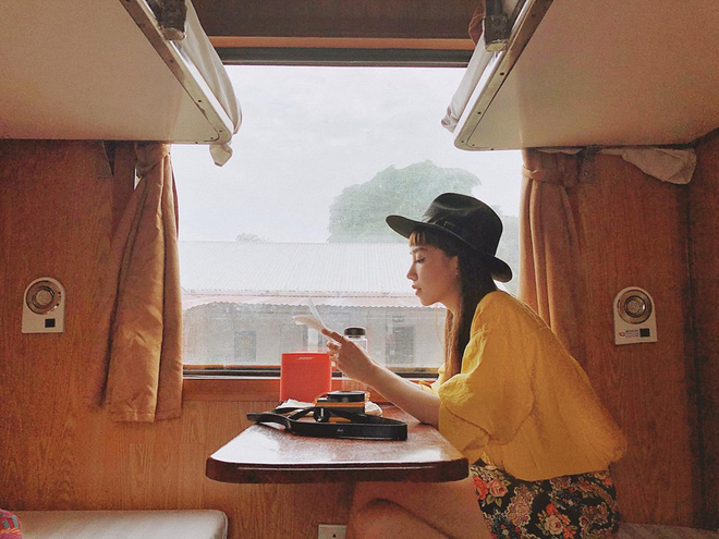 Tàu hỏa chạy trên đường ray khá êm nên bạn có thể tạo dáng như đang đọc sách, nghe nhạc, uống cà phê,...
