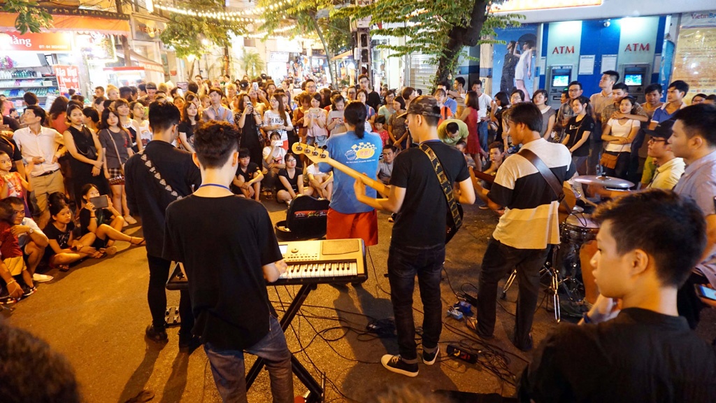 Các du khách nước ngoài tham gia biểu diễn tại phố đi bộ. (Nguồn ảnh: Internet)