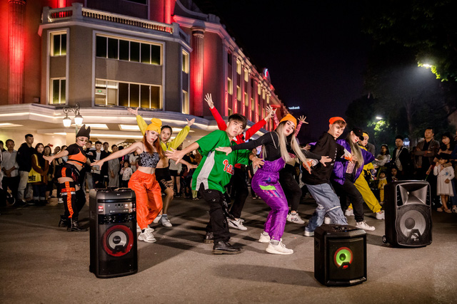Nhóm nhạc nhảy cover tại phố đi bộ Hà Nội. (Nguồn ảnh: Instagram)