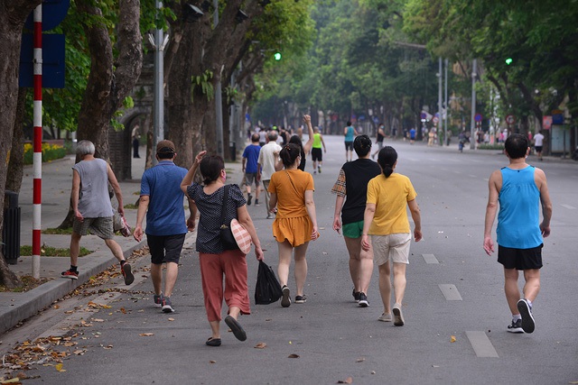 Đi bộ tại phố đi bộ Hà Nội. (Nguồn ảnh: Instagram)