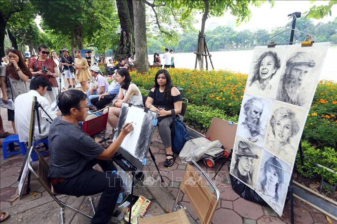 Vẽ tranh chân dung tại phố đi bộ. Giá vẽ khoảng 100,000 VNĐ/bức. (Nguồn ảnh: Instagram)