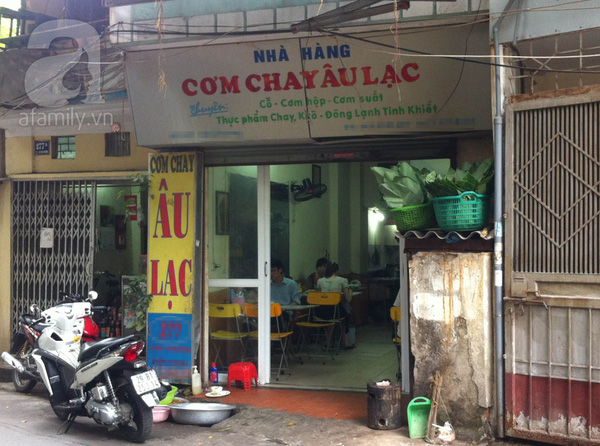 Cơm chay Âu Lạc là một quán ăn chay bình dân quen thuộc ở Hà Nội