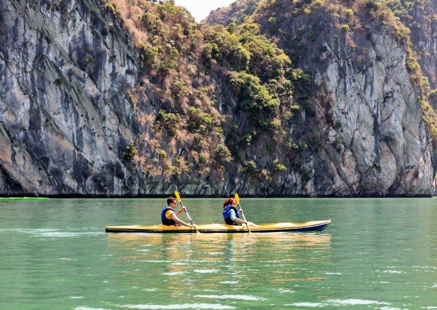 Bơi thuyền Kayak để khám phá vịnh Hạ Long (Nguồn ảnh: Internet)