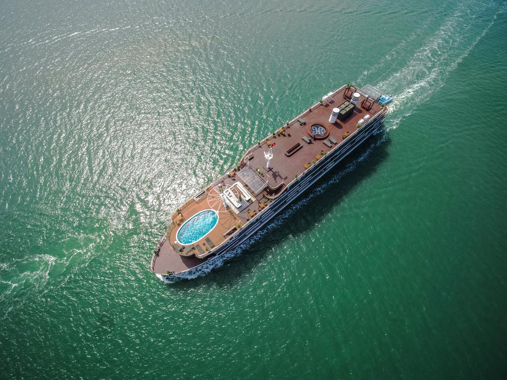 Góc chụp trên cao cho thấy khung cảnh boong tàu “chanh sả” của Heritage Cruises (Nguồn ảnh: Internet)