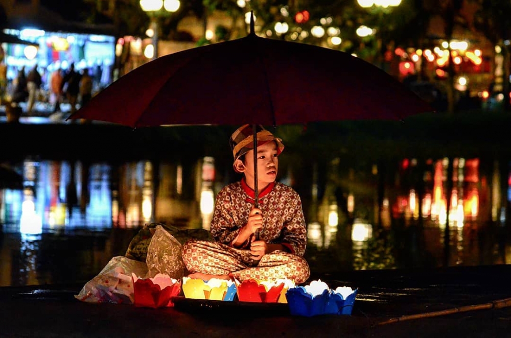 Thả đèn hoa đăng trên sông Hoài. (Nguồn ảnh: Instagram)