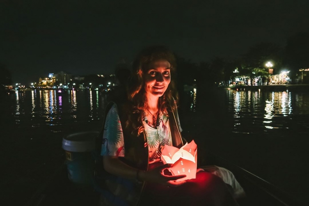 Du khách tham gia thả đèn hoa đăng trên sông. (Nguồn ảnh: Instagram)