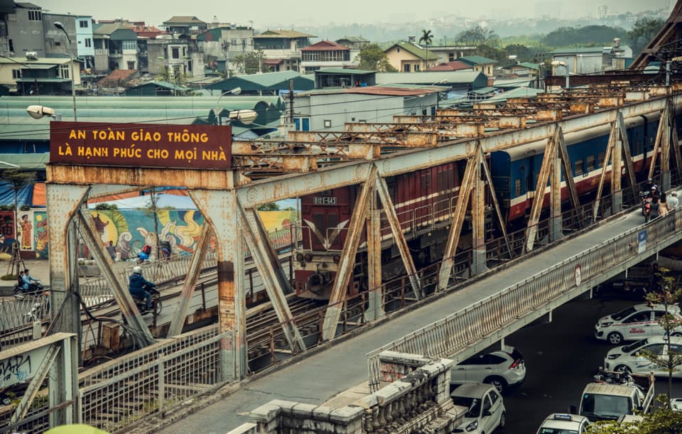 Cầu Long Biên được xây dựng vào những năm cuối cùng của thế kỷ 19, hoàn thành vào đầu thế kỷ 20 và trường tồn để chứng kiến những biến đổi thủ đô ở thế kỷ 21 (Nguồn ảnh: Internet)