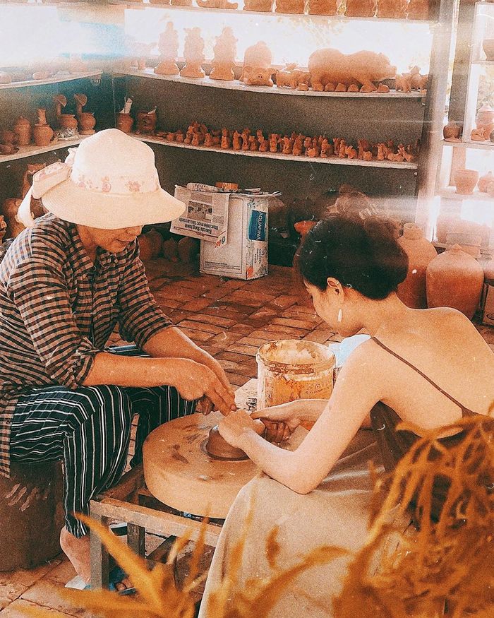 Bạn được tự tay làm tác phẩm của mình ở làng gốm Thanh Hà. (Nguồn ảnh: Internet)
