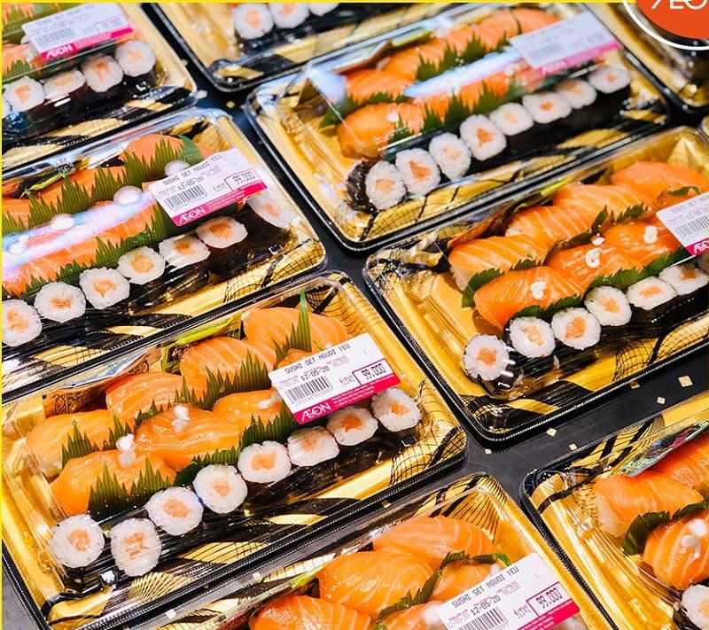 Sushi giá “hữu nghị”– “đặc sản” Aeon Mall nhưng đây cũng chỉ là một trong hàng trăm món ăn đang chờ đợi thực khách khám phá. “Thiên đường ẩm thực” Aeon ghi điểm tuyệt đối bởi sự đa dạng chất lượng đồ ăn và giá cả “rẻ quá xá” (Nguồn Ảnh: Internet)