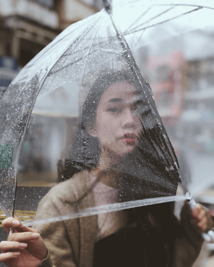 Một cây dù trắng xinh giúp bức ảnh của bạn không đơn điệu. (Nguồn ảnh: Internet)