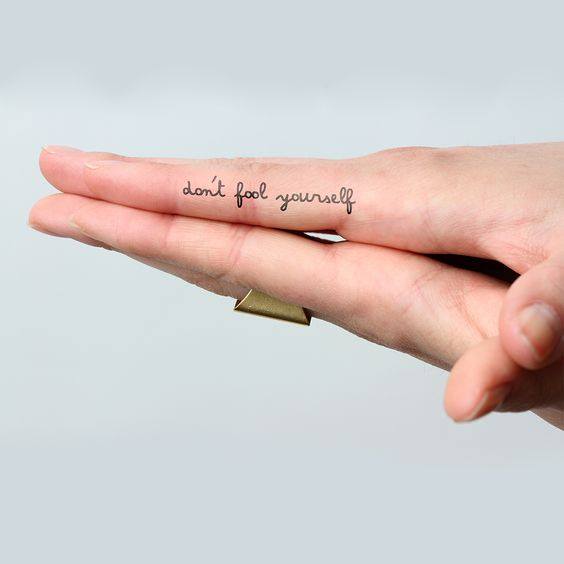 Dòng chữ trên ngón tay nữ đẹp này sẽ giúp tạo điểm nhấn trên cơ thể.