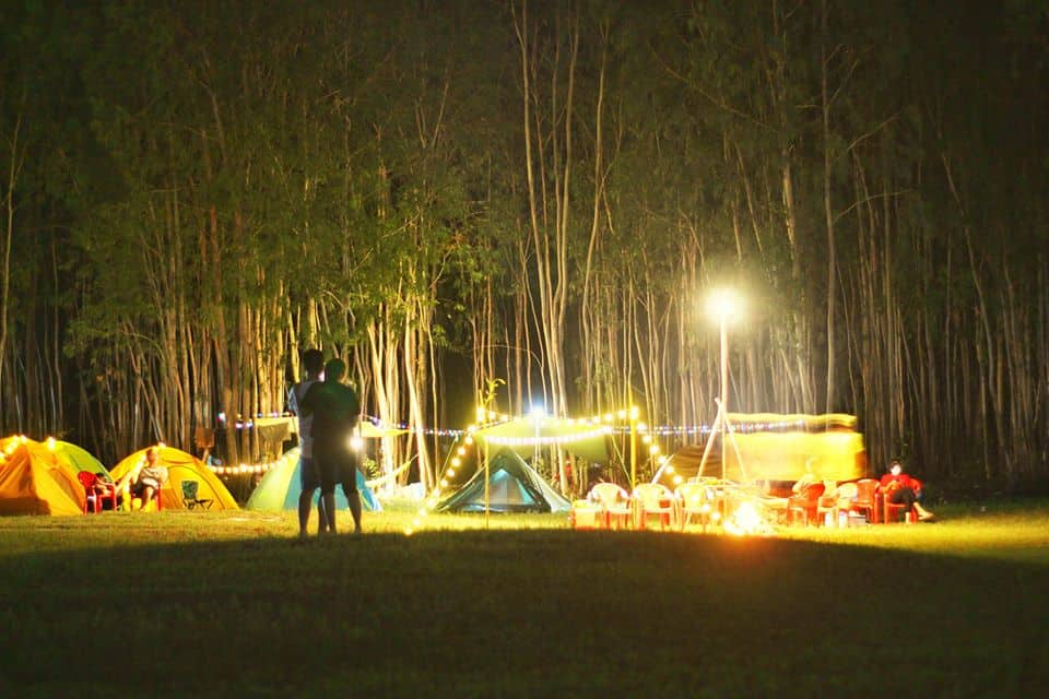 Khu cắm trại lên đèn về đêm gần hồ Dầu Tiếng.