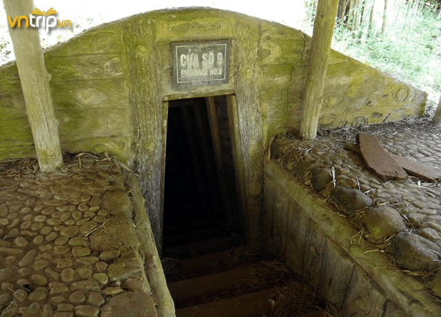 Hệ thống hầm nhân tạo tại địa đạo Củ Chi dài hơn 200km, nằm sâu trong lòng đất, có nhiều tầng, nhiều ngõ ngách. Đây là nơi để quân đội trú ẩn, sinh sống và là kho chứa vũ khí.