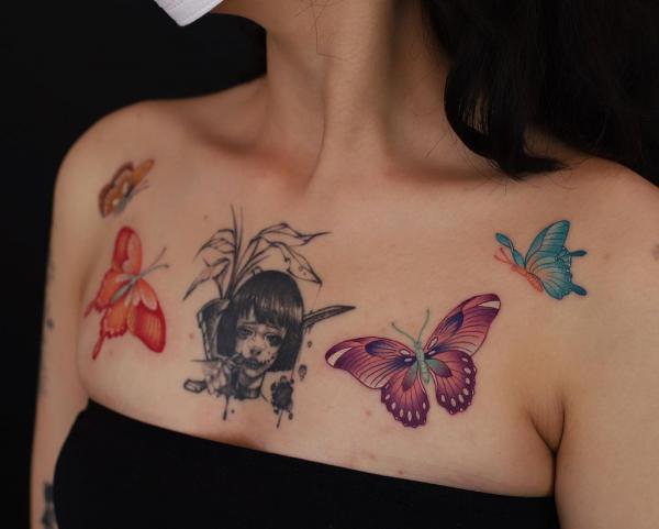 Hình xăm con bướm trên ngực với nhiều họa tiết