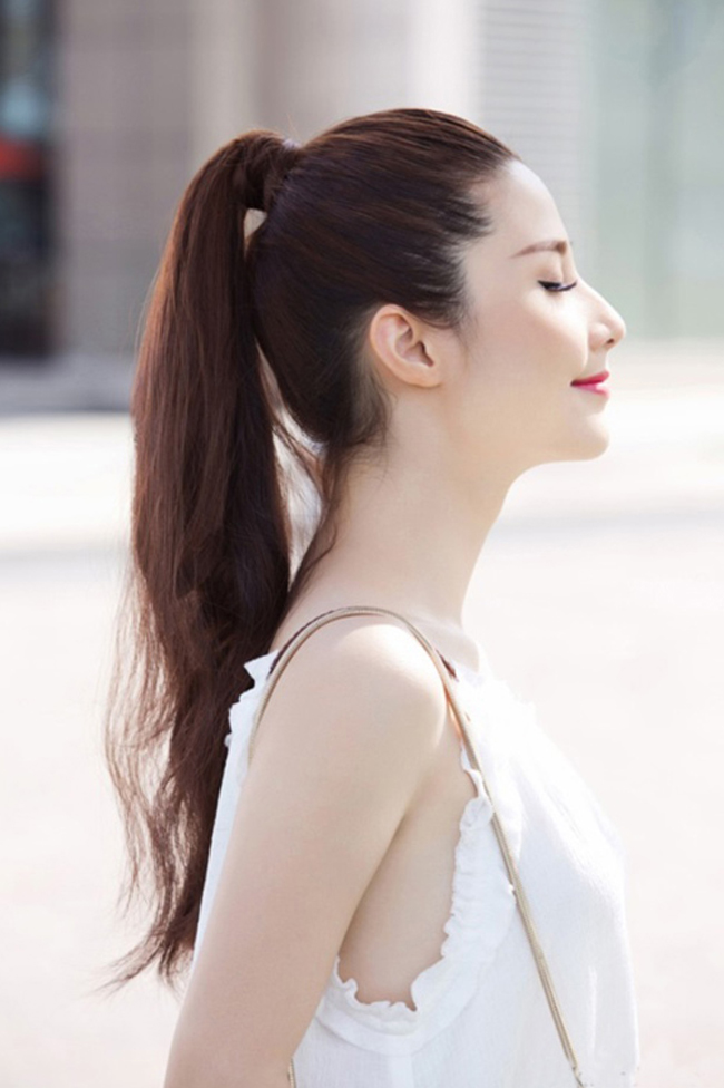 Chiều cao buộc tóc thích hợp nhất để tôn lên góc mặt là tạo một đường thẳng chếch góc 45 độ so với mang tai