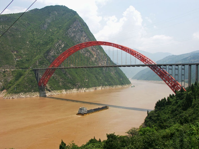 Cầu Vu Sơn bắc qua sông Trường Giang là một trong những cây cầu lớn nhất thế giới, cao 180m. (Nguồn ảnh: Internet)