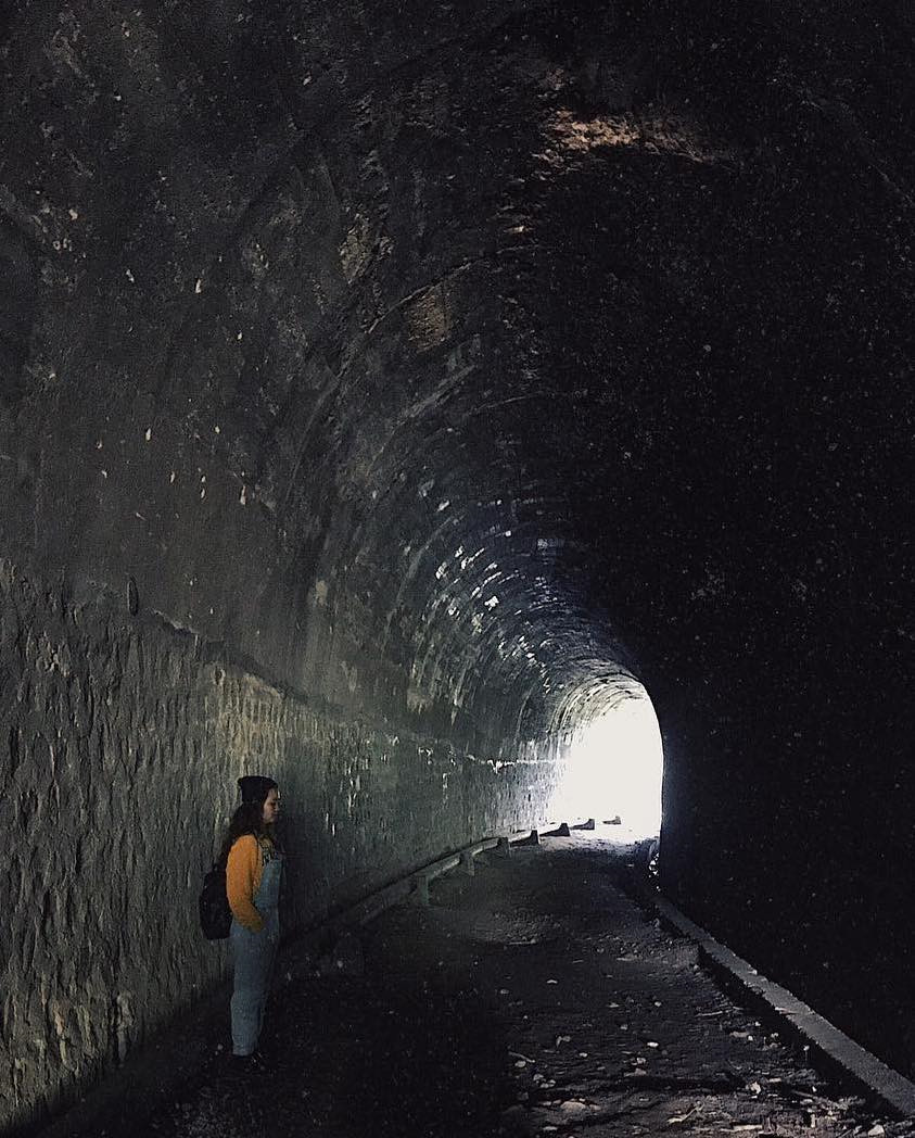Bên trong đường hầm Hỏa Xa khá tối và trơn trượt nên bạn chú ý đem theo thiết bị chiếu sáng hoặc khám phá đường hầm vào những ngày tạnh ráo