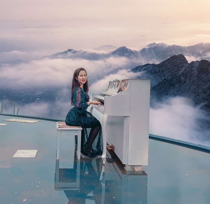 Giữa hồ là một cây đàn piano trắng để bạn có thể chụp concept đánh đàn giữa mây trời Sapa cực đỉnh