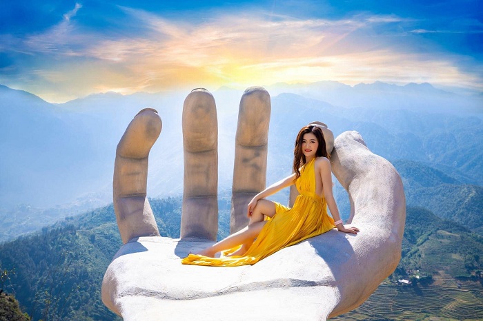 Bàn tay vàng khổng lồ được mô phỏng theo bàn tay của Đức Phật