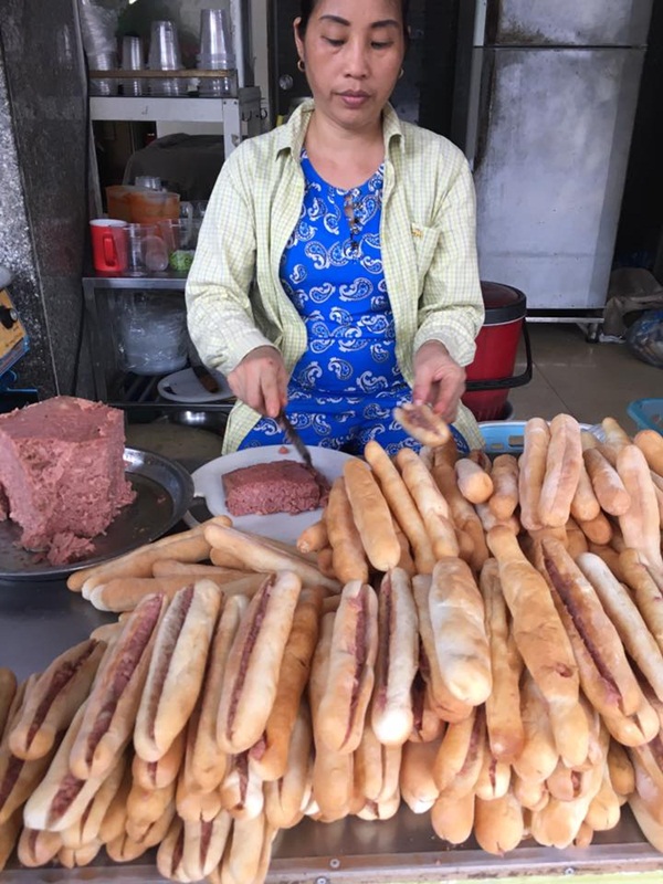 Combo thần thánh chè Thái – bánh mì pate tương ớt (Nguồn ảnh: Internet)