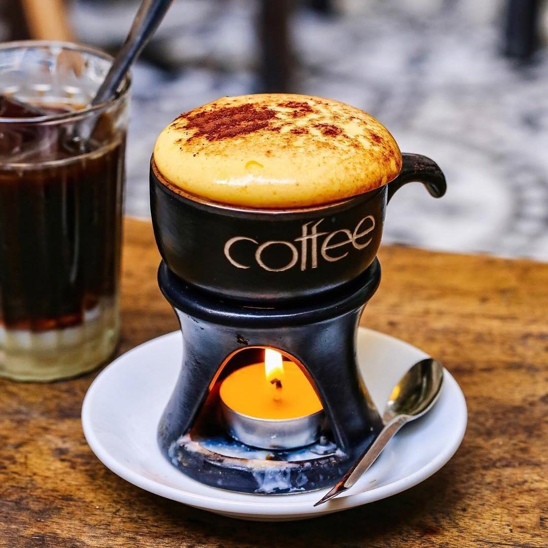 Cốc cà phê trứng tại Café Giảng – nơi cho ra đời thức cà phê kinh điển làm mê mẩn biết bao tâm hồn du khách. 