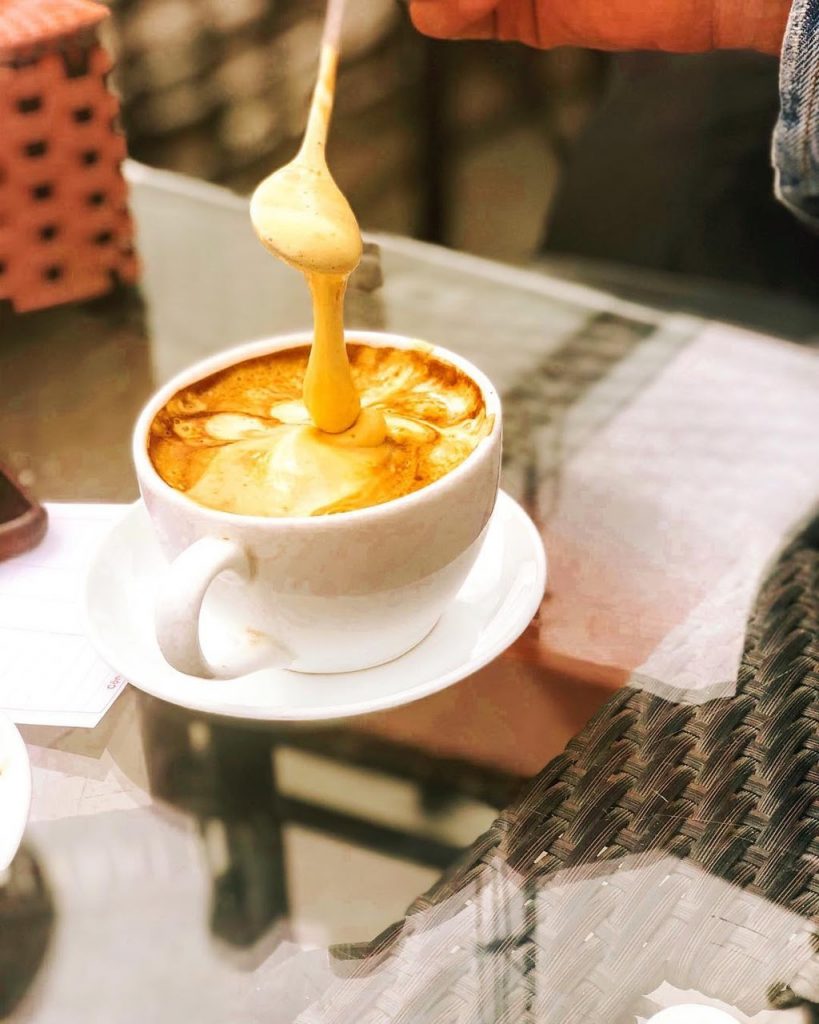 Bên cạnh Café Giảng nổi tiếng thì Hà Nội còn rất nhiều quán bán cà phê trứng thơm ngon mà bạn có thể ghé qua thưởng thức. 