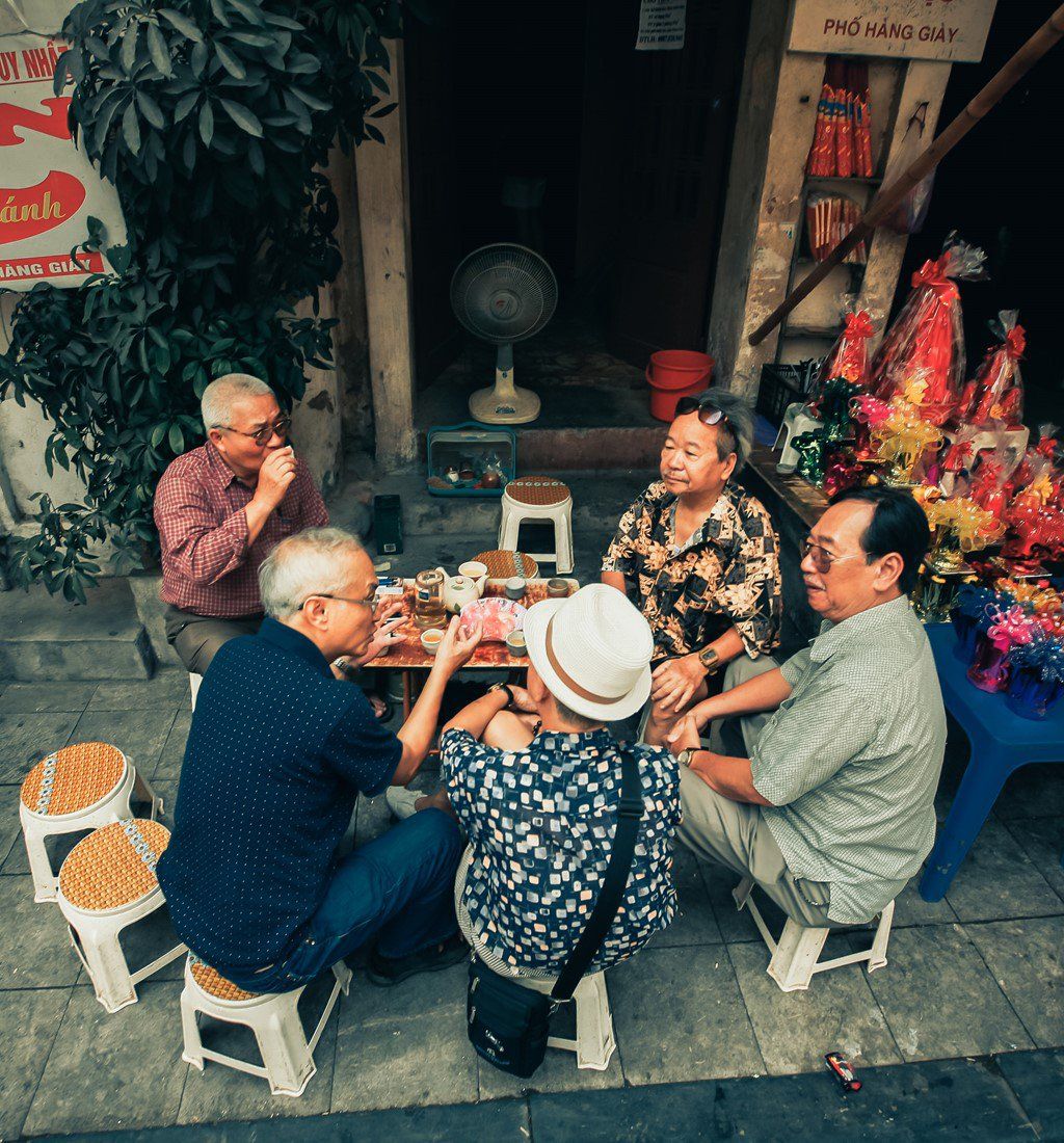 Một góc quán trà đá vỉa hè bình dị tại Hà Nội. Ngồi xuống thưởng thức cốc trà mát lạnh, vừa nghe chuyện của thiên hạ thật là thú vui tao nhã mỗi lúc rảnh rỗi của người Hà Thành.